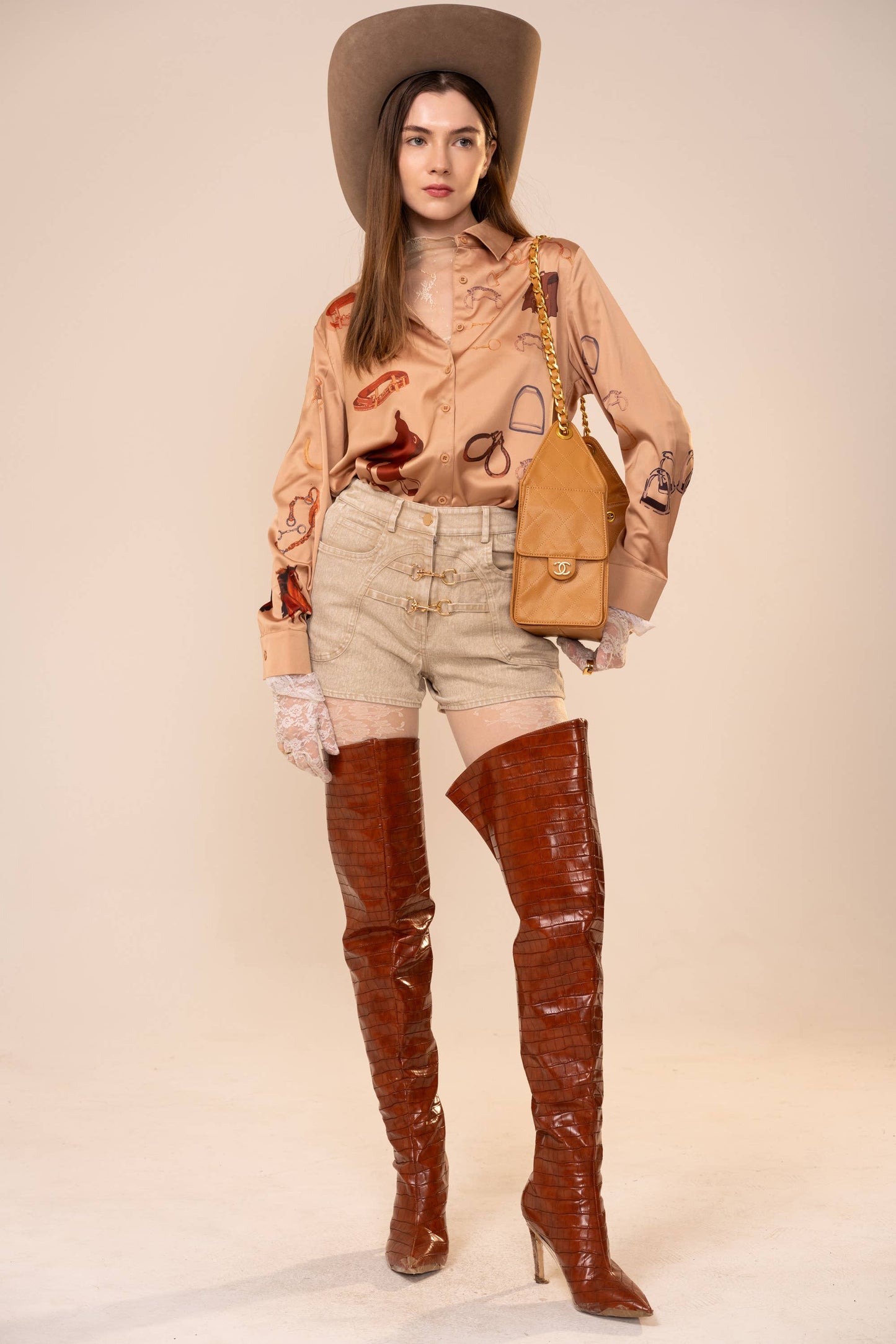 37926P Hook Detail Yoke Seam Denim Shorts